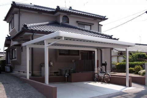 施工後は2台分の駐車スペースと玄関までのアプローチ