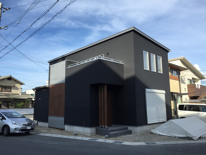 マイホームデザイナー活用事例「漆黒の外壁と中庭から眺める空」完成写真