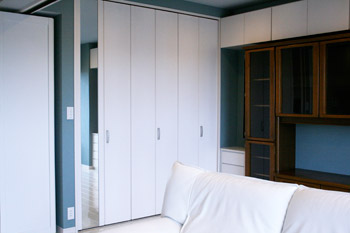 クローゼットの扉を閉じたところ（竣工写真）