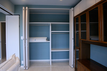 クローゼットの扉を開いたところ（竣工写真）