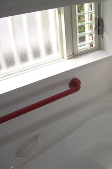 低い位置にあるジャロジー窓