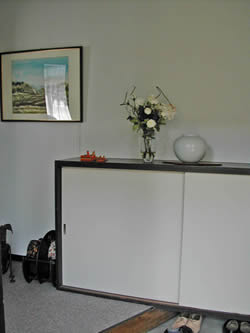 絵画をかけてカモフラージュ