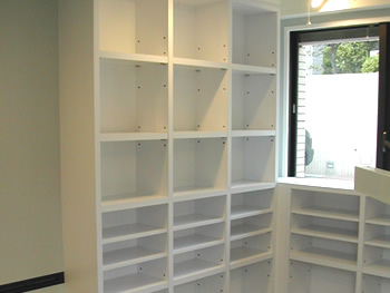 床から天井までの書棚