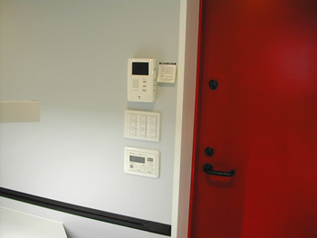 インターフォン/照明スイッチ/床暖房コントローラー/壁の配線ダクト