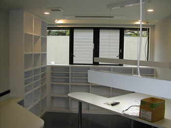 奥から窓側を見る