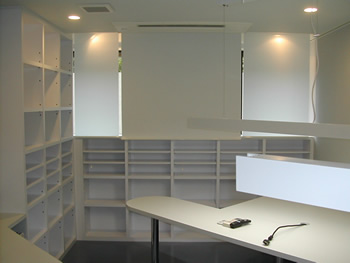 窓側のロールスクリーン（両サイド）と映写用スクリーン（中央）を下げたところ