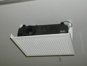 天井に取付けたプロジェクター