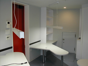 窓側から奥を見る