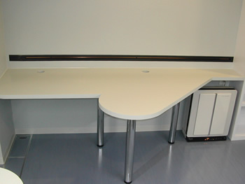 スタッフ用テーブル2（右側は空気清浄機）