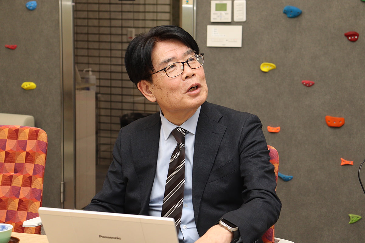 富田商事株式会社 常務取締役 蒔田 真一郎 様へのインタビューの様子