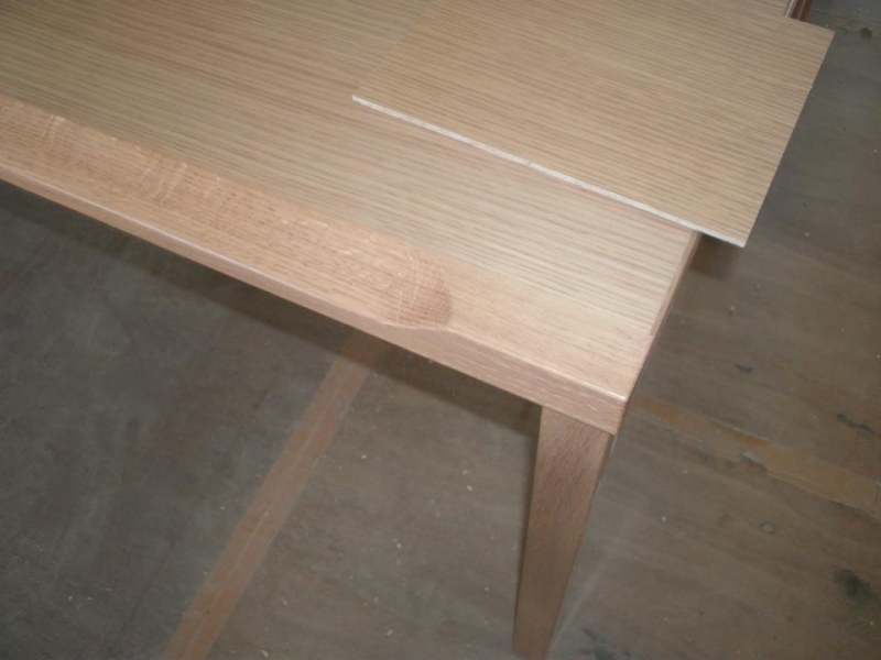 面取りされた机