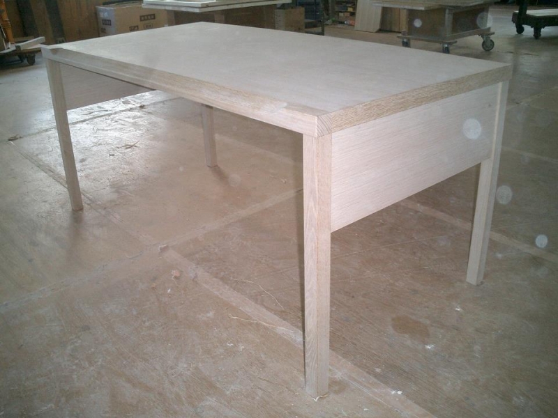 製作中の新しい机