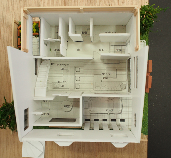 生徒の作った模型は屋根を外して中を見られるようにしてある。