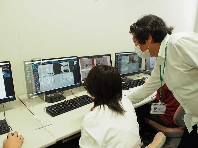 学生からの3Dマイホームデザイナーの操作方法や、プランについての相談に応える酒井先生