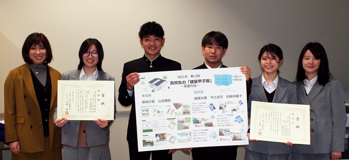 小澤先生（左）と建築甲子園に出場したみなさん。この度は本当におめでとうございました。