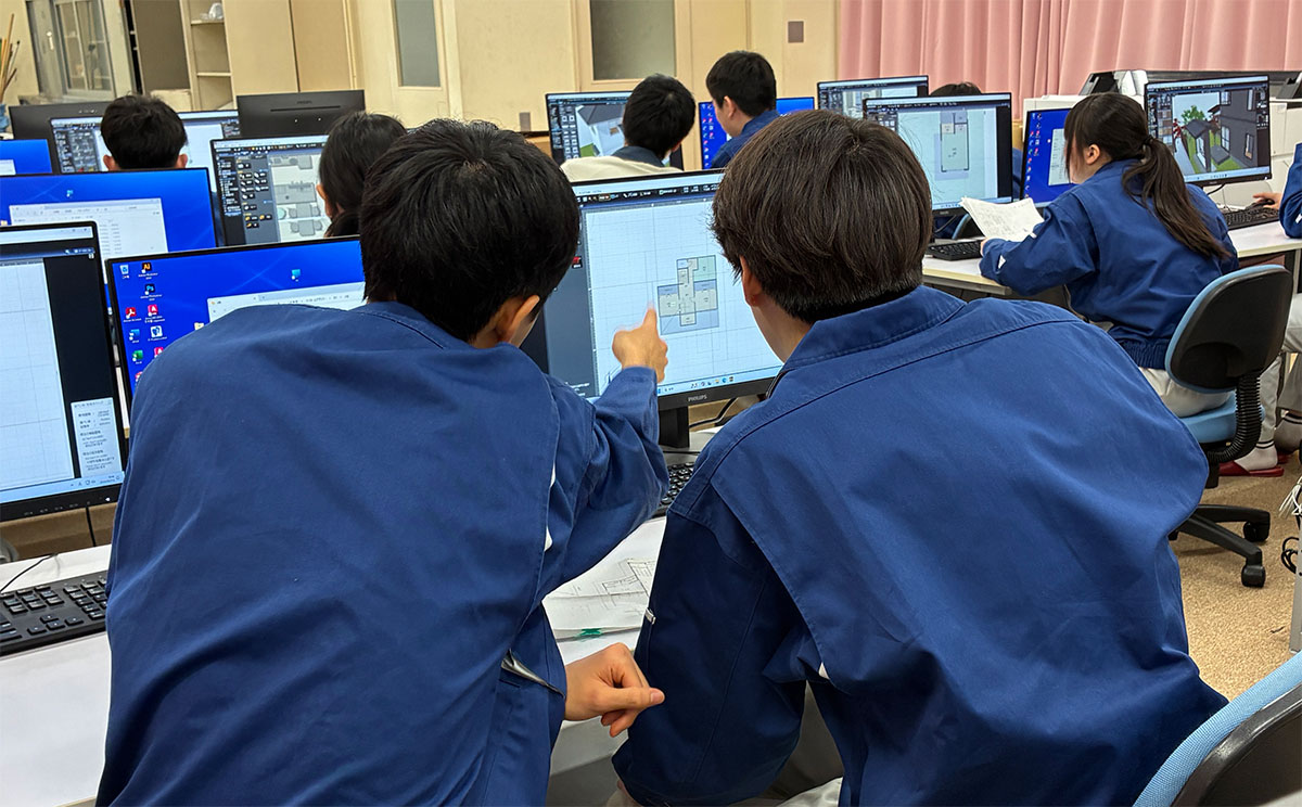 間取や操作について生徒同士で相談する様子も