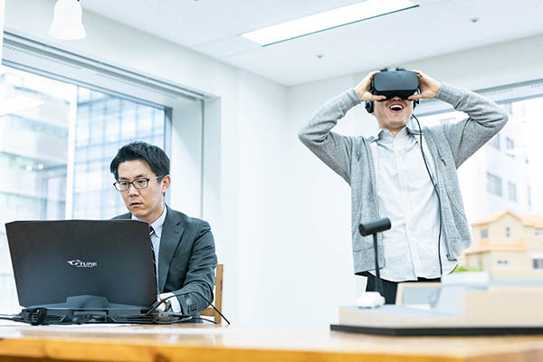 メガソフトVRソリューションでの現地プレゼンの様子