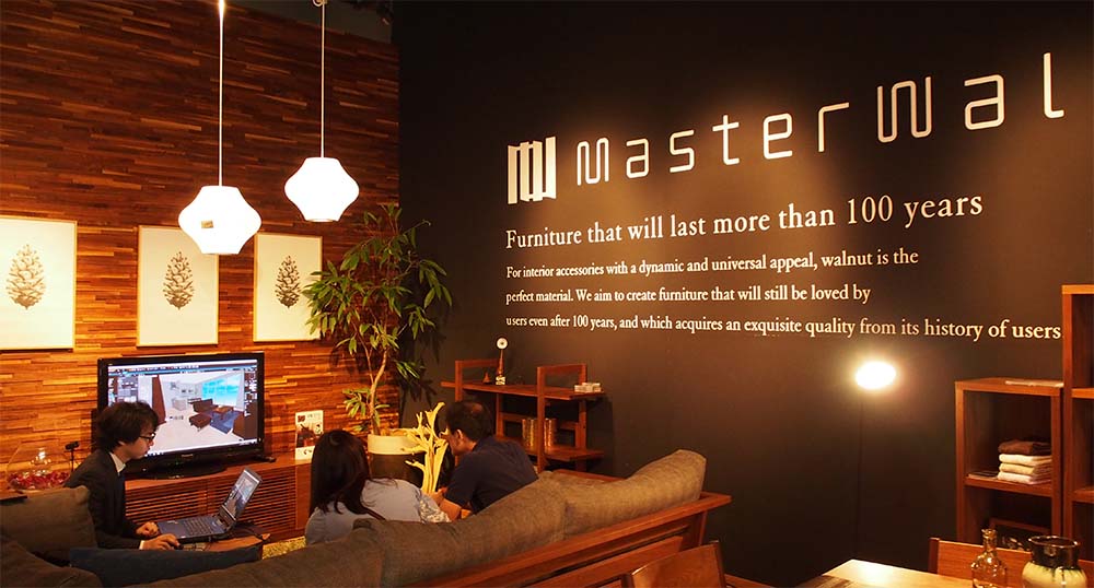 マスターウォール大阪ショールーム。３DインテリアデザイナーNeo3でインテリア提案を行っている様子